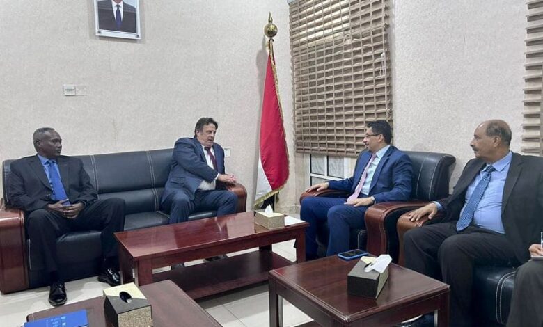 وزير الخارجية يثمن الدعم الدولي والاقليمي لعملية نقل النفط من خزان صافر