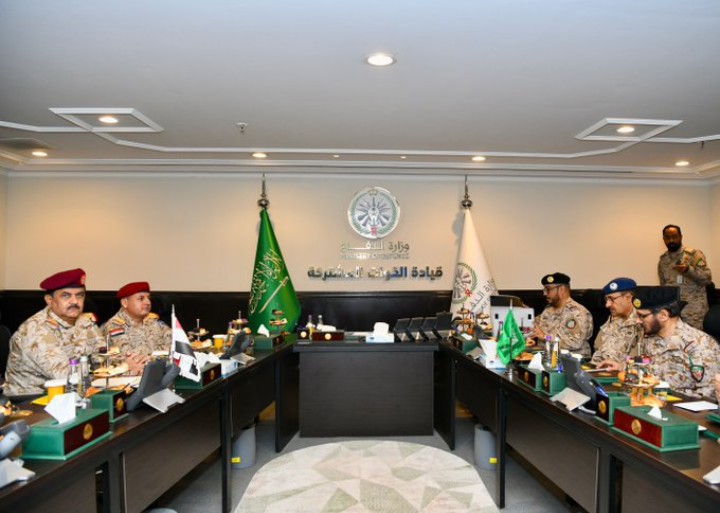 وزير الدفاع يناقش مع قائد القوات المشتركة  الخطط المستقبلية في اليمن