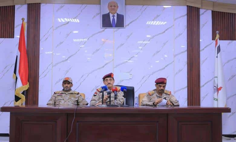وزير الدفاع يعقد اجتماعًا عسكريًا موسعًا لبحث التطورات الميدانية ورفع مستوى الجاهزية القتالية
