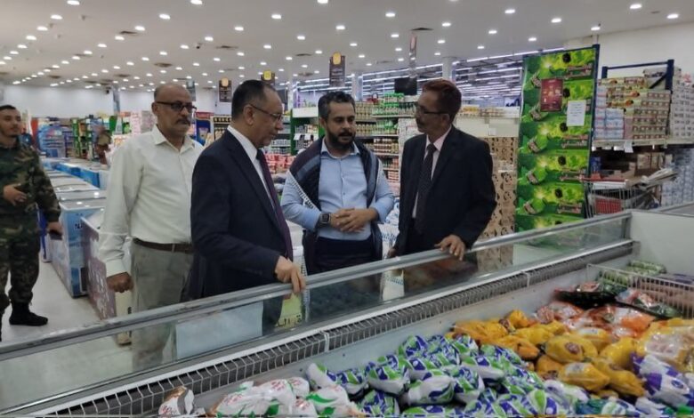 وزير الصناعة والتجارة يراقب التزام التجار بتخفيض الأسعار في عدن