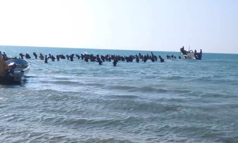 الخوخة تستقبل 142 صيادًا عادوا من السجون الإريترية خلال أسبوع