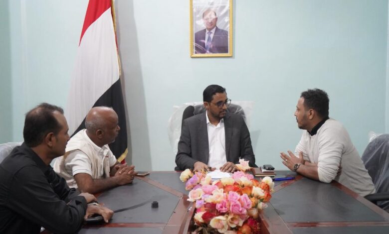 وكيل الحديدة يلتقي منسق مؤسسة يماني لمشروع كفالة الأيتام والتمكين الاقتصادي لأسرهم بالمحافظة 1 وكيل الحديدة يلتقي منسق مؤسسة يماني لمشروع كفالة الأيتام والتمكين الاقتصادي لأسرهم بالمحافظة