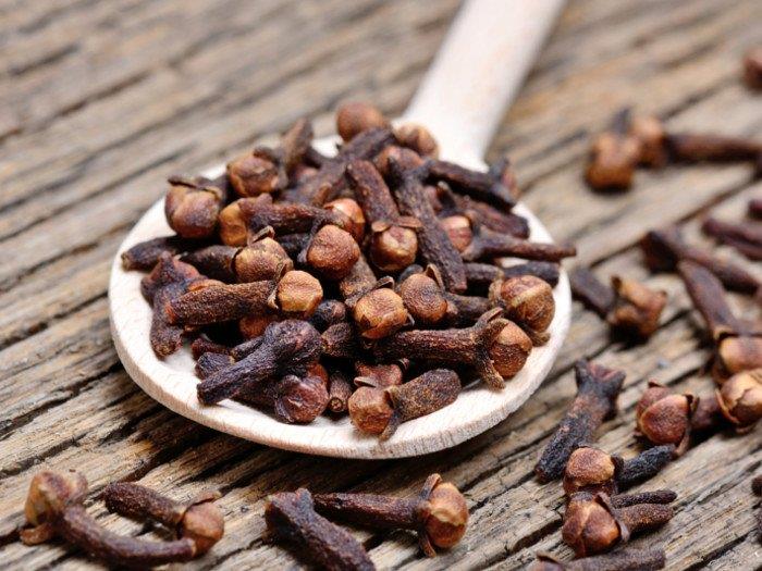 يحميك من تسوس الأسنان وأمراض اللثة.. فوائد القرنفل و كيفية استخدامه