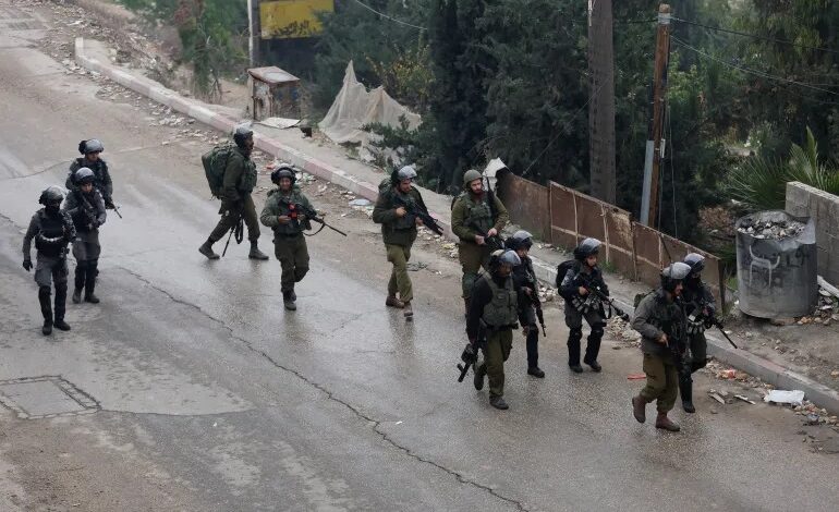 إصابة فلسطيني بالرصاص خلال اقتحام قوات الاحتلال بلدة جنوب الخليل