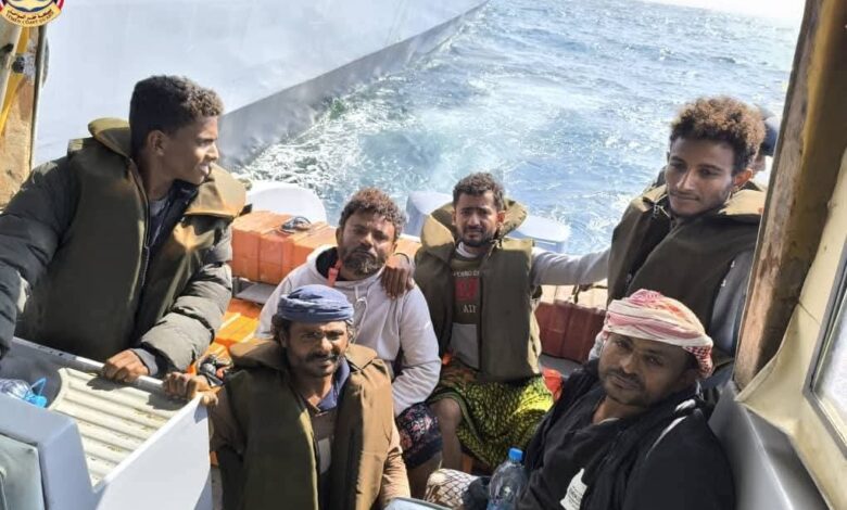 خفر السواحل تتسلم 6 صيادين يمنيين أنقذتهم بارجة فرنسية جنوب البحر الأحمر