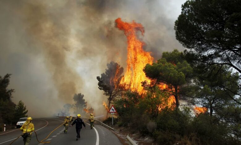 إجلاء أكثر من ألف شخص شمال غرب إسبانيا بسبب حرائق الغابات وسط موجة حر شديدة