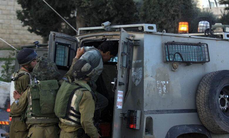 الاحتلال يعتقل 20 فلسطينياً بينهم أطفال وأسرى محررون في حملة مداهمات واسعة بالضفة 1 الاحتلال يعتقل 20 فلسطينياً بينهم أطفال وأسرى محررون في حملة مداهمات واسعة بالضفة