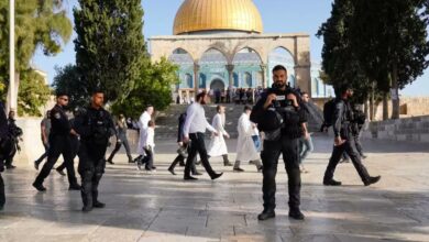 مستعمرون يواصلون اقتحاماتهم لباحات المسجد الأقصى تحت حماية قوات الاحتلال