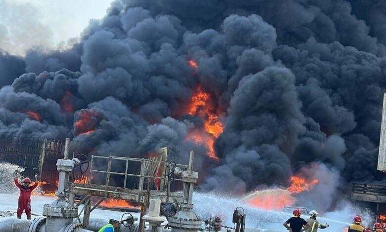 انفجار في مستودع نفطي بالبصرة يخلف قتيلًا وستة مصابين ويؤثر على تصدير الخام 1 انفجار في مستودع نفطي بالبصرة يخلف قتيلًا وستة مصابين ويؤثر على تصدير الخام