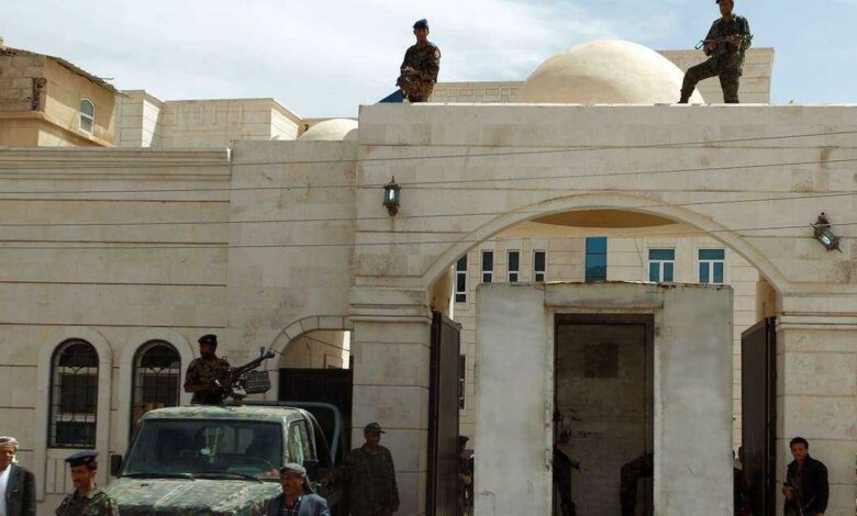 مليشيا الحوثي تحاكم موظفين أمميين في جلسات سرية دون محامين 1 مليشيا الحوثي تحاكم موظفين أمميين في جلسات سرية دون محامين