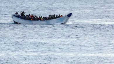 غرق مهاجرين قبالة سواحل الخمس الليبية.. وفاة 4 وإنقاذ 91 آخرين