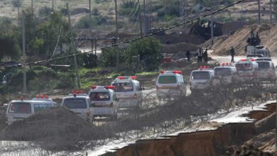 الاحتلال يسلّم 15 جثماناً لفلسطينيين… ووزارة الصحة: معظمها يحمل آثار تعذيب وحرق