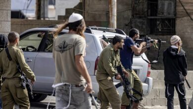 مستوطنون يهاجمون منازل في حلحول وإصابة ستة فلسطينيين بينهم حامل