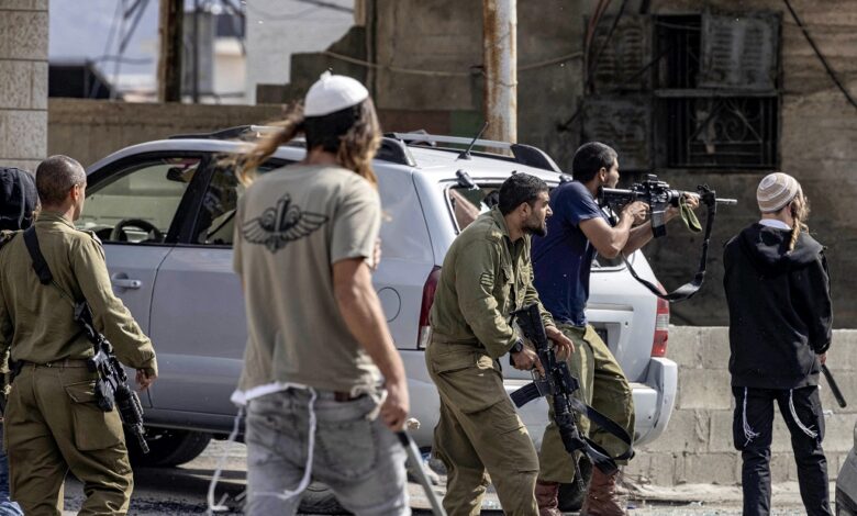 مستوطنون يهاجمون منازل في حلحول وإصابة ستة فلسطينيين بينهم حامل