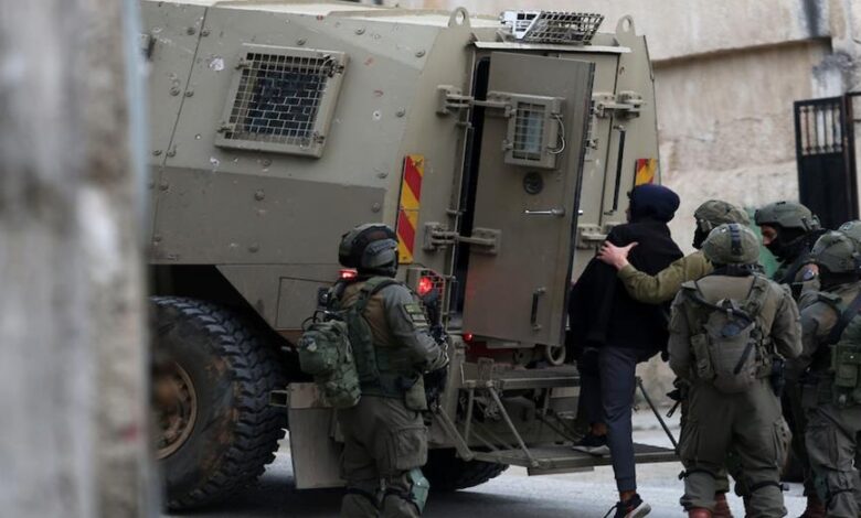 الاحتلال يواصل التصعيد.. حملة اعتقالات تطال 33 فلسطينياً في الضفة الغربية