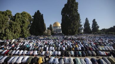 عشرات الآلاف يؤدون صلاة الجمعة بالأقصى رغم التشديدات الإسرائيلية