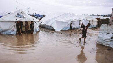 منخفض جوي قاسٍ يفاقم معاناة نازحي غزة ويغرق خيامهم في بردٍ قاتل
