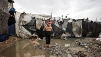 وفاة رضيع بسبب البرد القارس في غزة وسط أوضاع إنسانية كارثية وتضرر آلاف الخيام