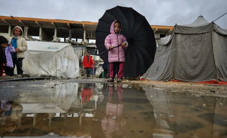 وفاة رضيع في خان يونس بسبب البرد القارس وسط تفاقم الأزمة الإنسانية في غزة