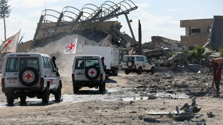 الاحتلال الإسرائيلي يسلم غزة 54 جثمانًا لشهداء فلسطينيين عبر الصليب الأحمر
