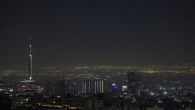 إجلاء وتحذيرات عاجلة: أكثر من 15 دولة تدعو رعاياها لمغادرة إيران مع تصاعد التهديدات الأميركية