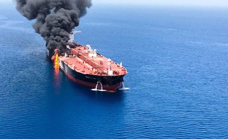 استهداف سفينتين في مياه الخليج وتصاعد المخاطر على الملاحة الدولية 1 استهداف سفينتين في مياه الخليج وتصاعد المخاطر على الملاحة الدولية