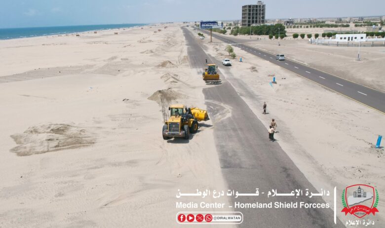 حملة ميدانية لإزالة الكثبان الرملية على طريق عدن–أبين لتعزيز السلامة المرورية
