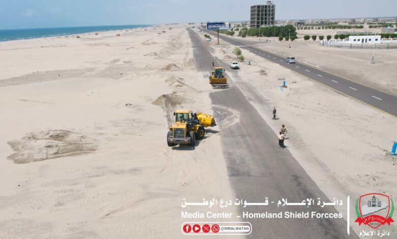 حملة ميدانية لإزالة الكثبان الرملية على طريق عدن–أبين لتعزيز السلامة المرورية