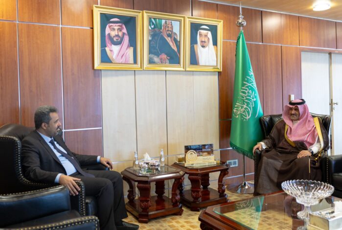 السفير السعودي لدى اليمن يلتقي محافظ لحج لبحث مستجدات الأوضاع ودعم التنمية