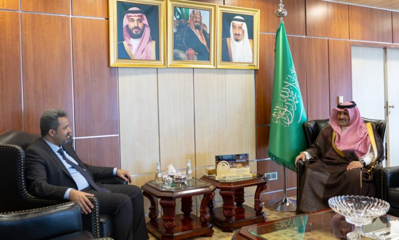 السفير السعودي لدى اليمن يلتقي محافظ لحج لبحث مستجدات الأوضاع ودعم التنمية 1 السفير السعودي لدى اليمن يلتقي محافظ لحج لبحث مستجدات الأوضاع ودعم التنمية