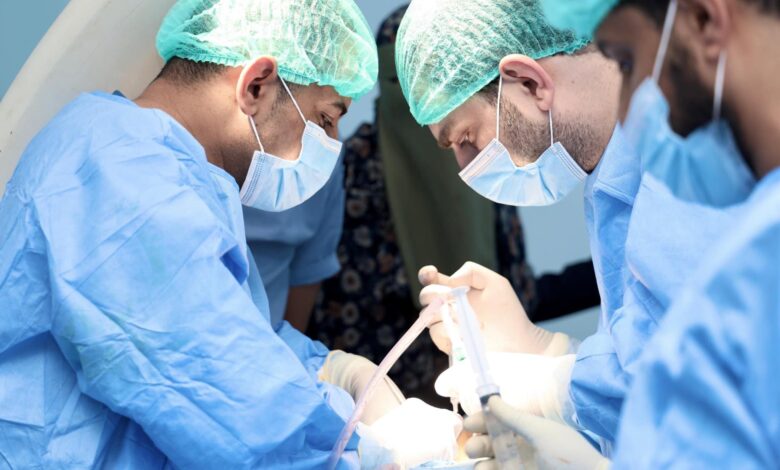 ‏برعاية المحرّمي.. المخيم الطبي المجاني في مستشفى عدن الخيري يبدأ العمليات الجراحية
